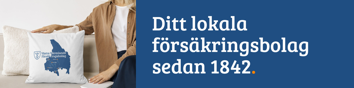 Person som sitter bredvid en kudde i en soffa, kudden har en symbol f&ouml;r v&auml;stra v&auml;rmlands f&ouml;rs&auml;kringsbolag som motiv. Bredvid bilden st&aring;r en text som lyder, ditt lokala f&ouml;rs&auml;kringsbolag sedan 1842